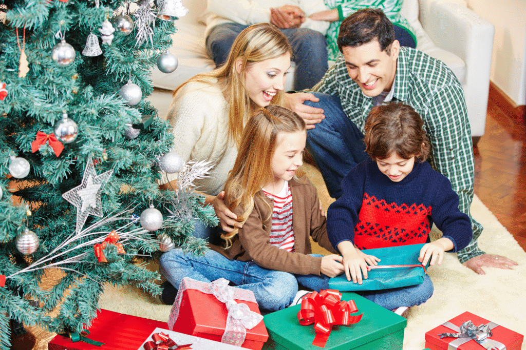 Regali di Natale per bambini dai 2 ai 6 anni 1 Bambini aprendo regali – Mini Lettori